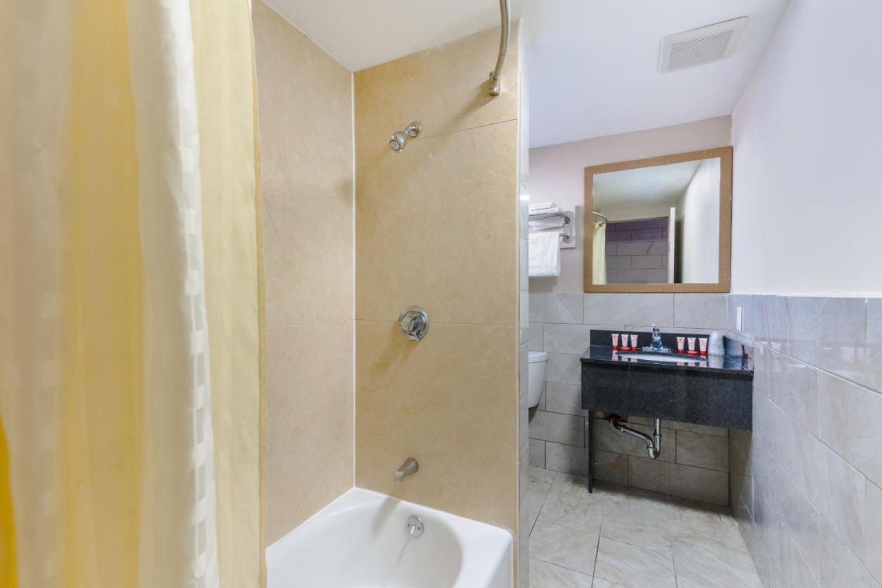Oyo Hotel Malden Ma Broadway מראה חיצוני תמונה
